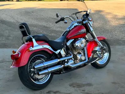 Very clean fat boy comes with saddle bags, quick attach windscreen and sissy bar. Good rubber and re...