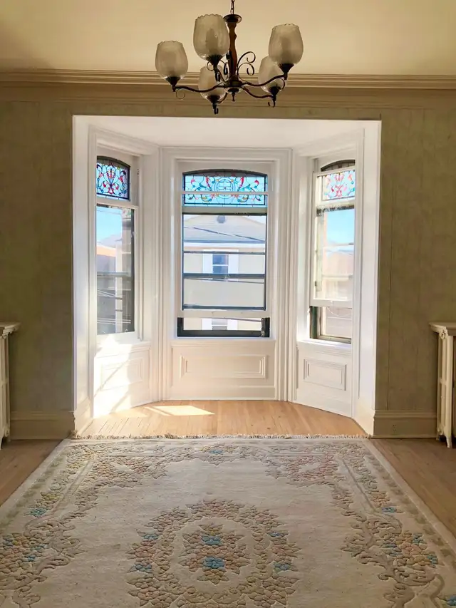 3 Bedroom Uptown- Victorian style large apartment (2,200 square)