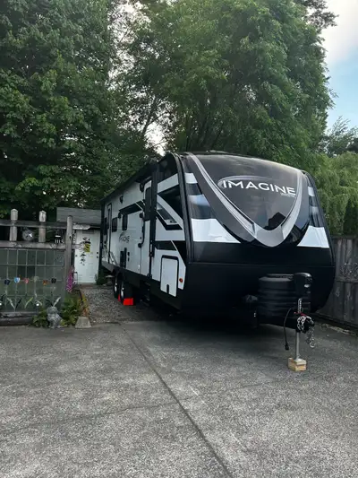 Imagine RV 2500RL 2 doors - Front and back Sleeps 4 Queen in bedroom and U Shaped kitchenette folds...