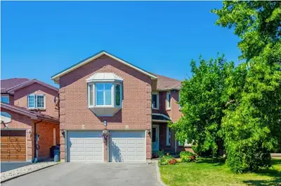 Four private bedrooms are now available in a renovated 4+2 bedroom detached house in Scarborough. Th...