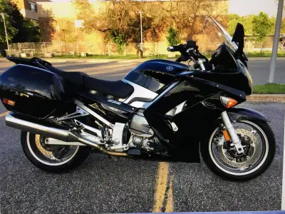 Yamaha FJR 2008, 1300cc. Superbe moto sport touring noire ( pas besoin des plaques sport) Très mania...