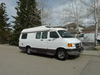 19 foot Road Trek Motorhome, Generator, roof air, cruise control, bathroom, shower, refrigerator, st...