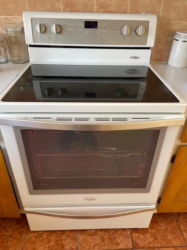 Cuisiniere Whirlpool Electric Range in Stoves, Ovens & Ranges in Laval / North Shore - Image 2