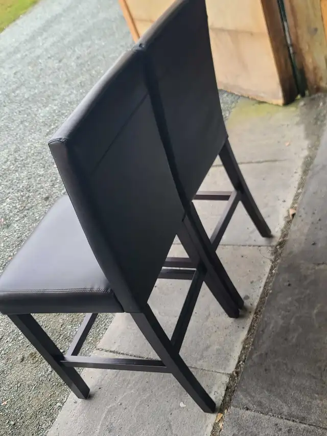 Set of 2 Black Faux Leather Counter Stools in Chairs & Recliners in Delta/Surrey/Langley - Image 3