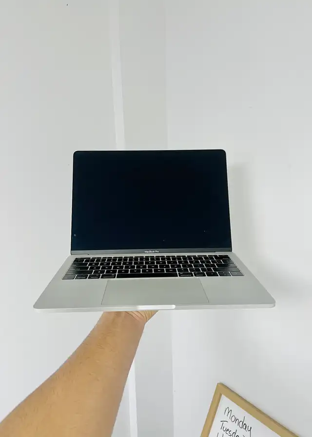 MacBook Pro528477312380446724