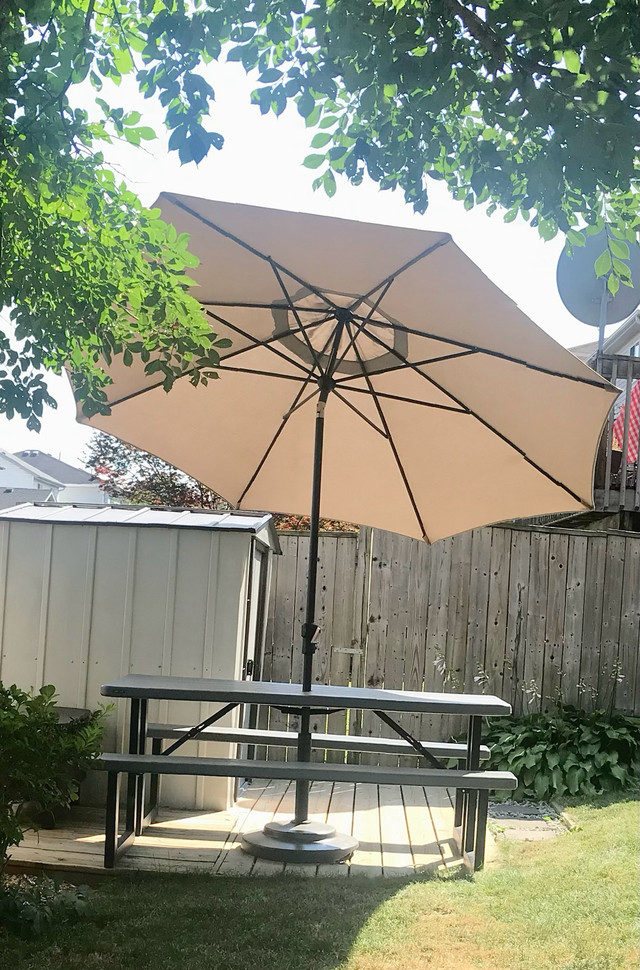 Lifetime Picnic table with umbrella  in Patio & Garden Furniture in Kitchener / Waterloo