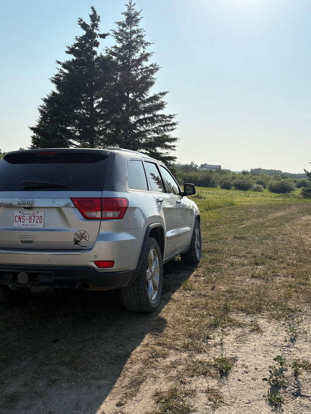 2011 jeep grand Cherokee overland in Cars & Trucks in St. Albert - Image 2