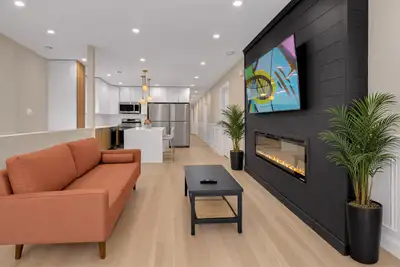 Private Room w/ Private Bathroom Near UWindsor | St. Clair, View more