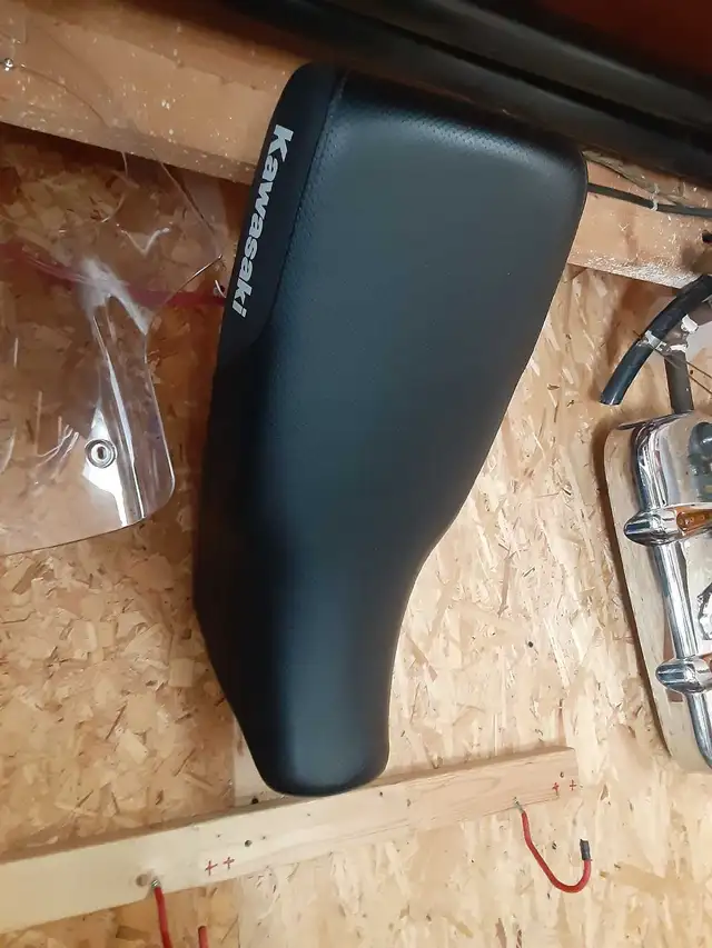 KLR 650 seat shifter footpegs front tire in Motorcycle Parts & Accessories in Ottawa - Image 2