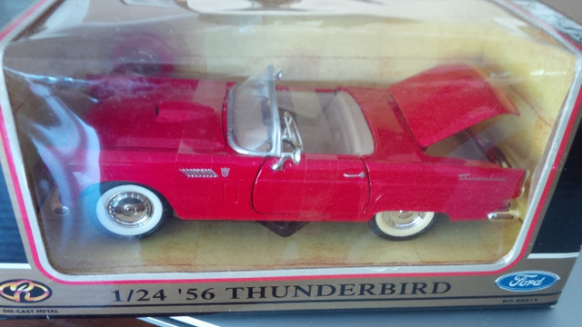 Motormax Die-Cast Red '56 Ford Thunderbird, 1:24, NIB in Arts & Collectibles in Stratford - Image 3