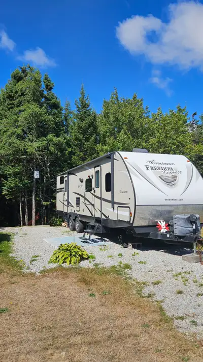 Great condition. Bunk room. Outdoor kitchen. Slide doors to rooms. Small tub. Mattresses and TV incl...