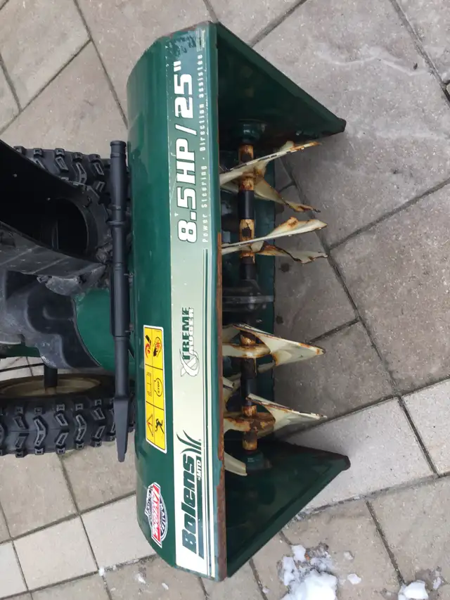 Very Good Snow Blower in Snowblowers in Longueuil / South Shore - Image 3