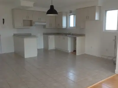 Logement de 5 1/2 au rez-de-chaussée d'un immeuble de 3 logements. **Chauffage, électricité et eau c...