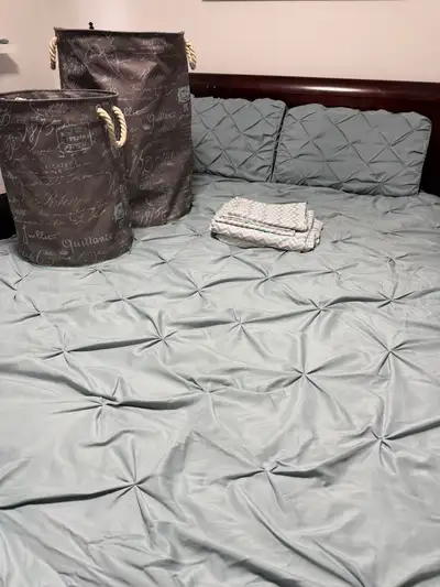 Queen comforter, sheets and hampers, View more