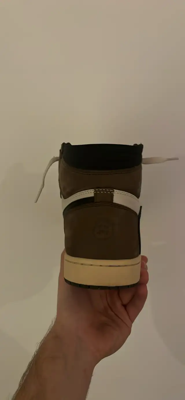 Air jordan 1 Travis Scott 9,5 Used in Men's Shoes in Lévis - Image 8