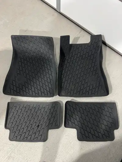 Gently used original all-season mats for Mercedes Benz CLA 250 in perfect condition. The two corners...