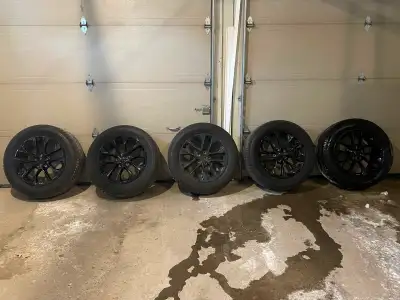 Jantes avec pneus Bridgestone Dueler 275/55R20. Bolt pattern 5x127. Il reste 9/32ième (neufs sont à...