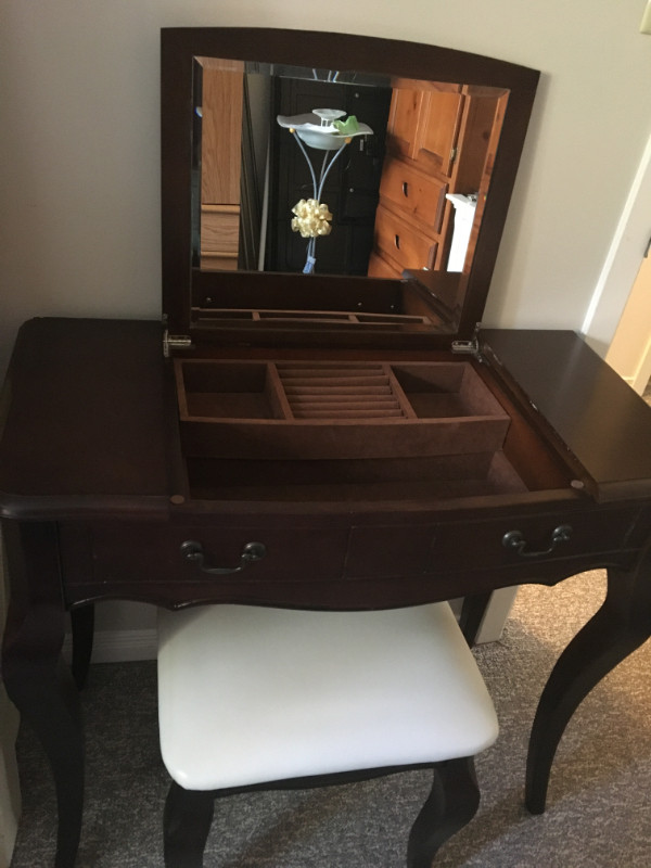 WOODEN VANITY SET/ MAKE UP JEWELLRY STORAGE Other Tables North Bay Kijiji