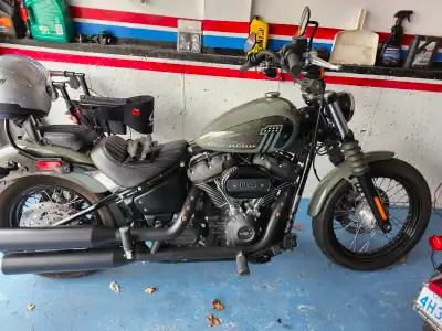 selling my street bob with dealer installed back rest, the bike is completely stock, paint ceramic c...