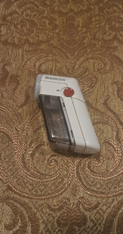 Vintage Remington Fuzz Away Clothes Fabric Shaver in Other in Windsor Region - Image 4