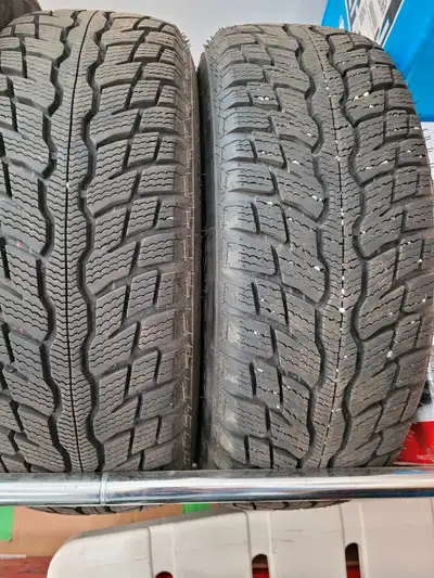 Pneus d'hiver P215/60R16 de marque Uniroyal Tiger Paw sur roues 16 pouces pour Chevrolet Cruze 2011...