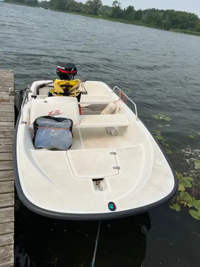 2000 Boston Whaler 13 sport. Comes with 2000 Mercury 25 hp, 4 stroke motor. Come with safety kit and...