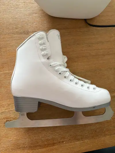 Je vends une paire de patins artistiques Jackson avec lames Mark I, en excellente condition. Ces pat...