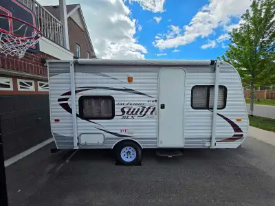 2014 Jay Flight Swift SLX 154BH Travel Trailer Clean and well-maintained. Lightweight and easy to to...