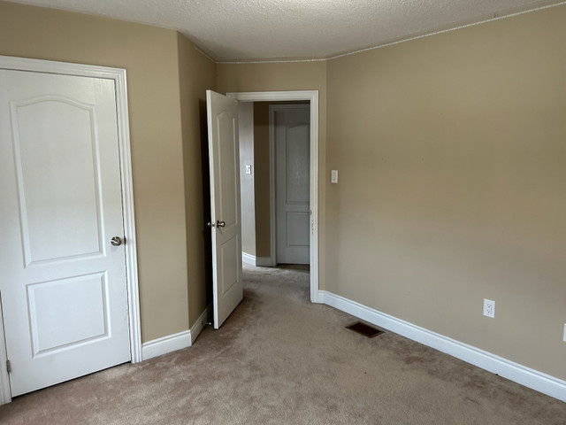 Student Room for Rent in Orillia in Room Rentals & Roommates in Barrie - Image 2