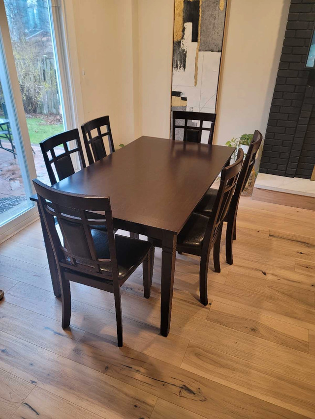 Dining table and 6 chairs in Dining Tables & Sets in Mississauga / Peel Region