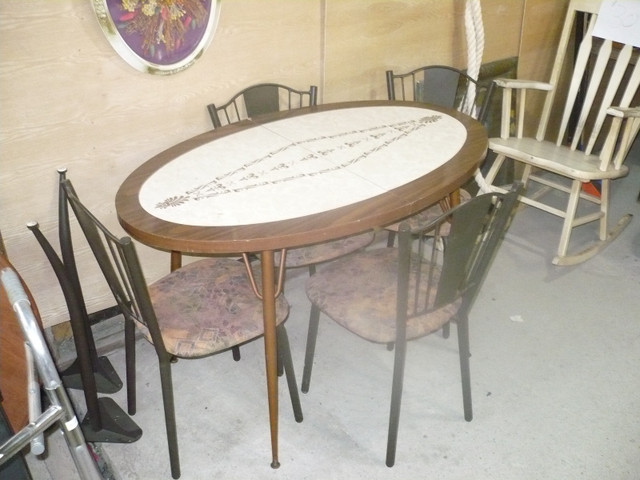 Table en ''arborite''vintage année 60 et 4 chaises dans Mobilier de salle à manger et cuisine  à Ville de Montréal