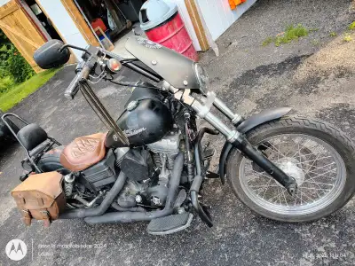 Femme propriétaire (arrêt cause maladie) 1450, Street Bob noir mat Pneu neuf les changements des tou...