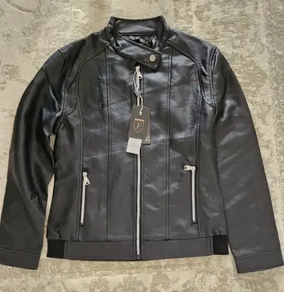 New. Black leather jacket fitted, Made in Italy. Length: 25 " Torso: 38" Solder: 5" very elegant for...