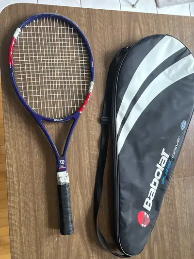 Voici une raquette de tennis Wilson de style PWS en bleu, blanc et rouge, parfaite pour les joueurs...