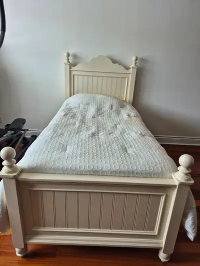 Lit simple pour Princesse en vrai bois haute qualite, View more