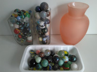 160 billes de verre / glass marbles + 3 Vases en verre/glass