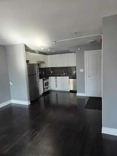 Charming 2-storey apartment available for rent in the heart of Greektown! This spacious unit feature...