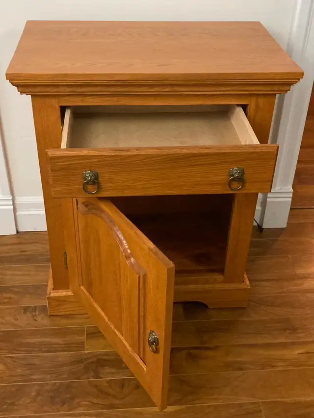 Meuble d'appoint ou table de chevet en chêne in Desks in Sherbrooke - Image 3