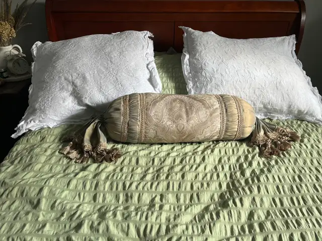 Ottoman decor large size pillow in Home Décor & Accents in Trenton - Image 2
