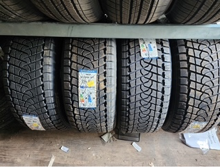 New set of 4 275/55R20 Snow Tires. $775 ALL IN - NOT NEGOTIABTLE Pick up in Collingwood Mon-Fri 7:30...