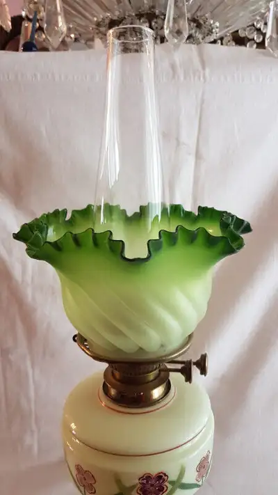 BEAUTIFUL VICTORIAN ANTIQUE HAND PAINTED KEROSENE OIL BANQUET LAMP WITH ORIGINAL OVAL GLASS CHIMNEY...