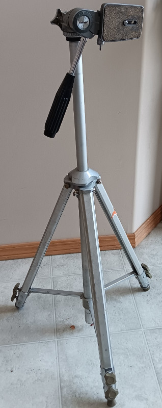 Velbon Tripod in Cameras & Camcorders in Winnipeg