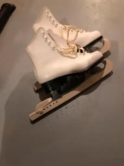 Ladies Figure Skates Lange Aries Size 7 c/w blade guards Like New See attached photos $20.00