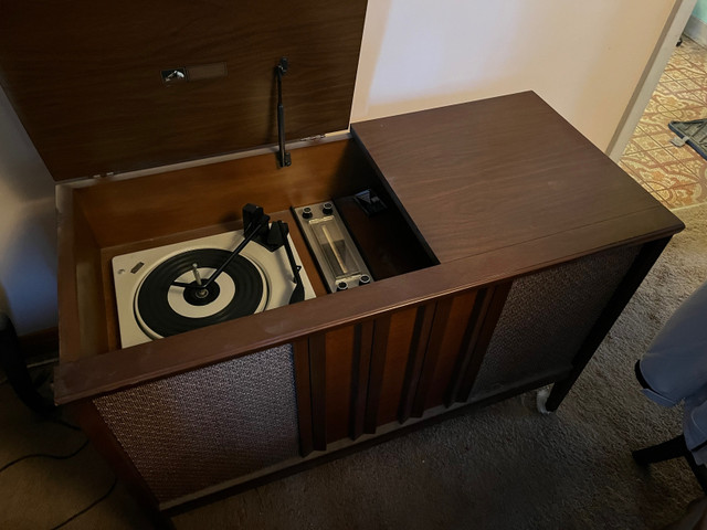 RCA Victor Hi Fidelity Stereo and Vinyl Record Player Cabinet in Arts & Collectibles in Markham / York Region - Image 3