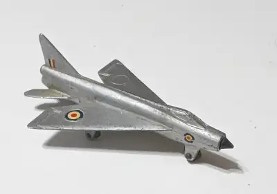 DINKY TOYS MECCANO ENGLAND PIB Lightning jet, a toutes ses roues, en bon état, $ 15.00