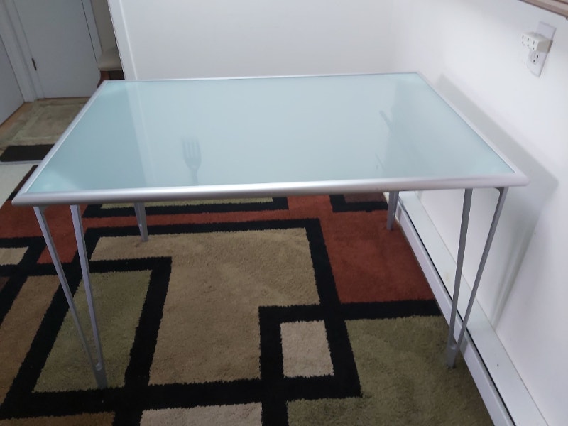I am selling a Rectangular glass dining table and its 3 chairs