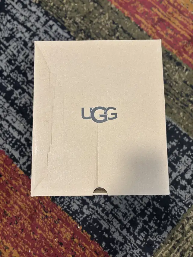 Ugg Kids Classic Short II Rainbow - Size 4 in Kids & Youth in Markham / York Region - Image 4