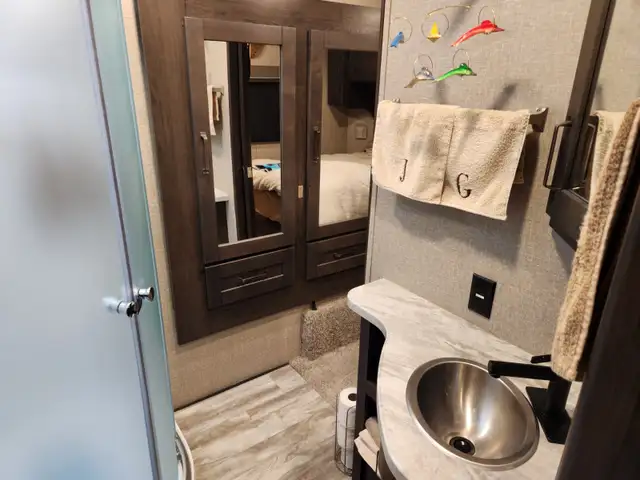 2021 Grand Design Refection 303RLS Fifth Wheel Trailer in Travel Trailers & Campers in Vernon - Image 9