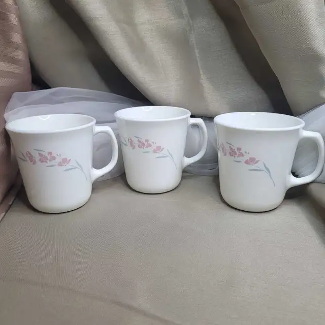 Corelle Corning Ware  Set of 3  Coffee / Tea Cups in Kitchen & Dining Wares in Markham / York Region - Image 5