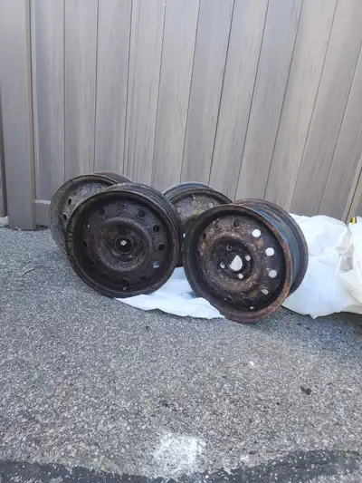 4 rims d’hiver en acier 15x6", bolt pattern 4x100mm, center bore 54.1mm. Fit Hyundai Accent 2006-201...